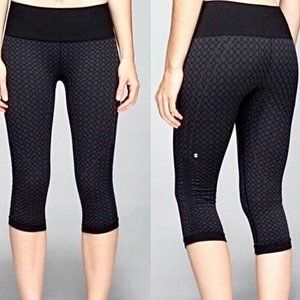 Lululemon Gray Soul Geo Print Cropped Capri Pant